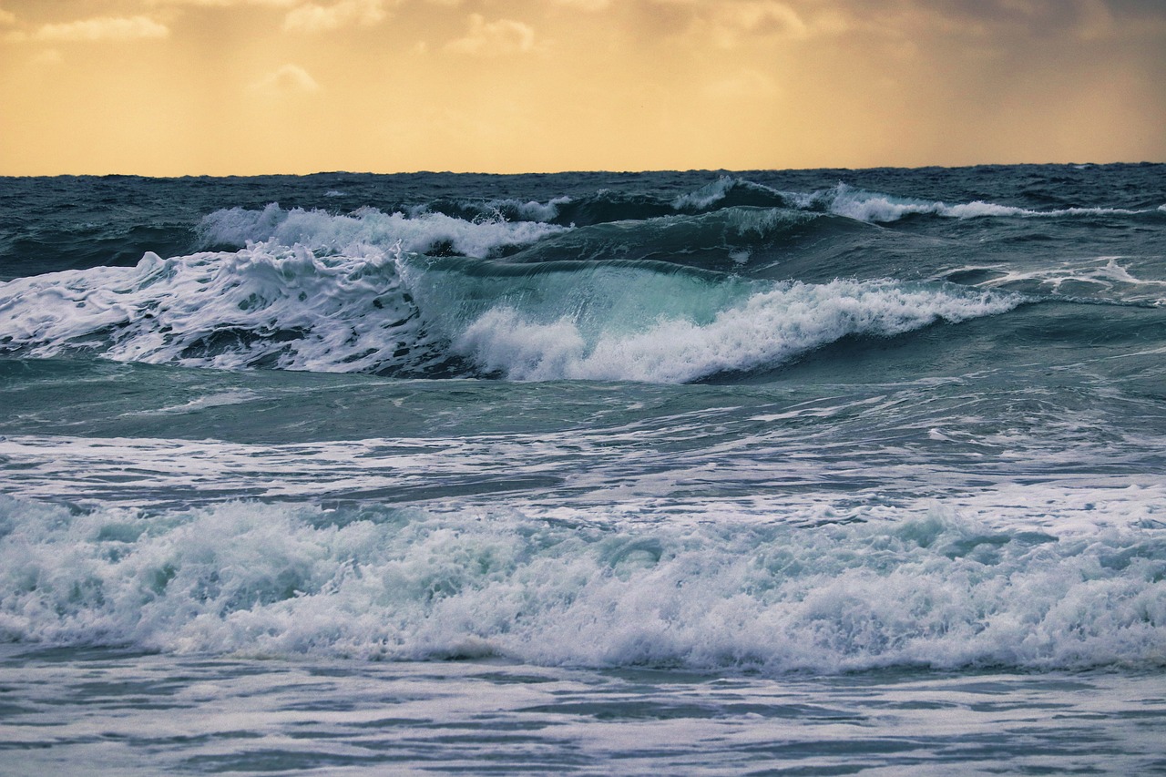 Mastering the Art of Ocean Waves: A Painting Tutorial